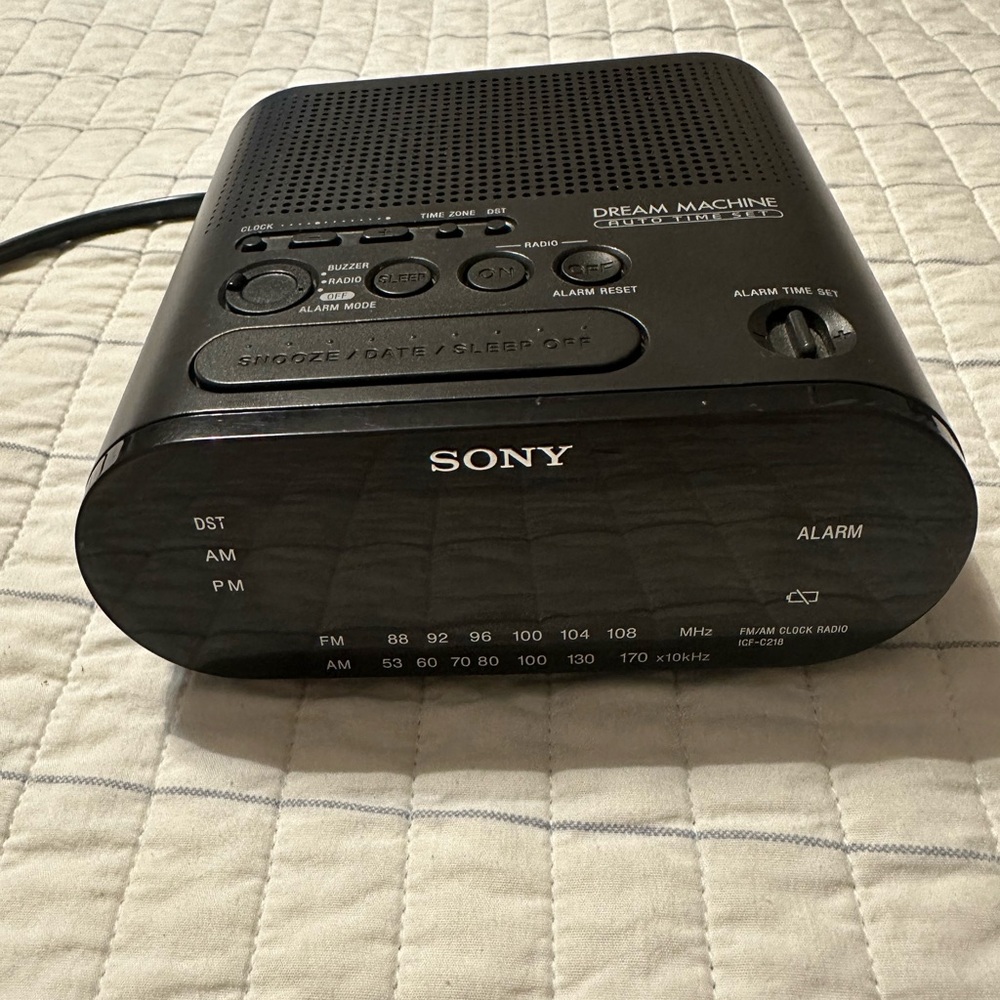 USED SONY DREAM MACHINE AM/FM CLOCK RADIO WORKS!